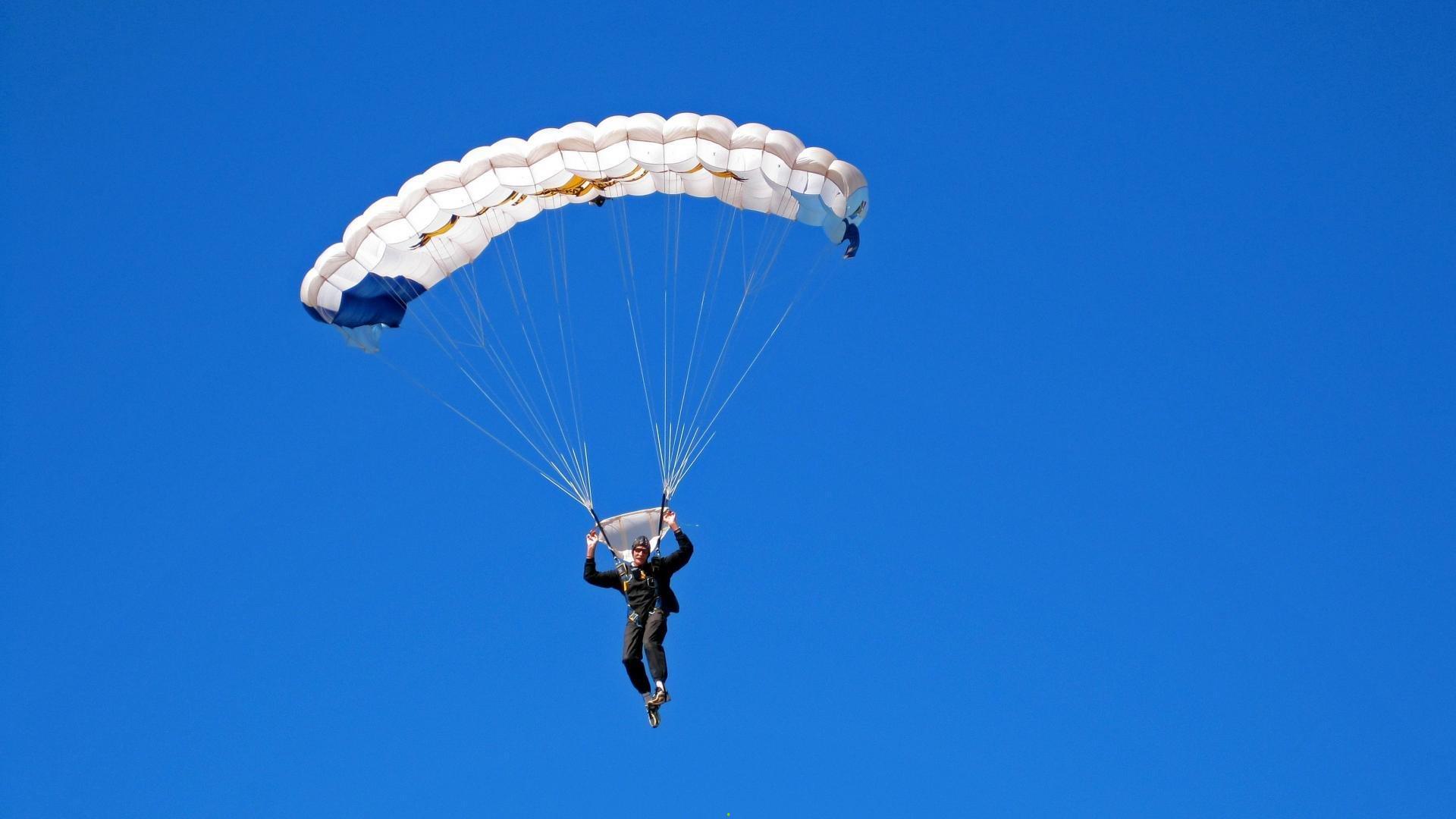 NBA总决赛激战正酣,勇士队逆转取胜,库里独砍40分率队扳平大比分